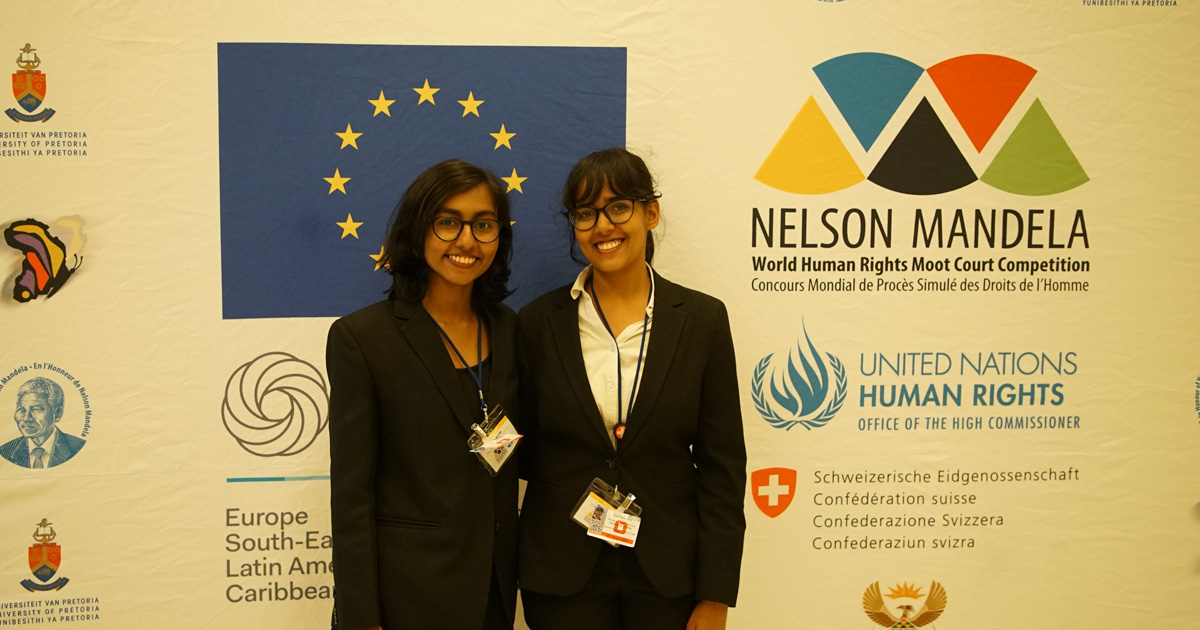 Equipo ganador del Concurso Mundial de Tribunales Simulados de Derechos Humanos Nelson Mandela 2023 (desde la izquierda, Akhila Vijayan y Aishwarya Sridhar)